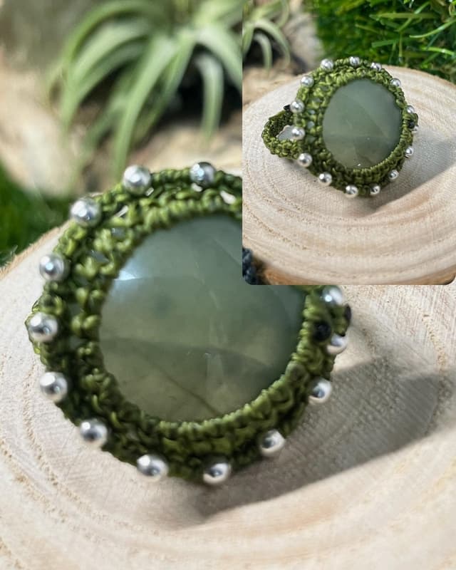 Bague en micromacramé sertie d'une pierre